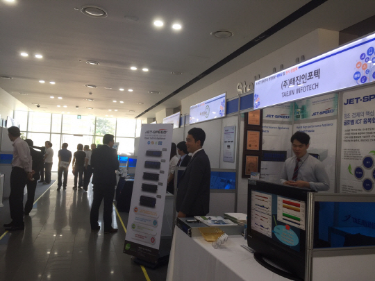 태진인포텍이 지난 2일 인천시 인천국제공항공사 인재개발원에서 열린 'K-ICT 장비 구축 현장방문 세미나 및 전시회'에 참가했다고 6일 밝혔다. 태진인포텍 행사 부스 전경.   태진인포텍 제공